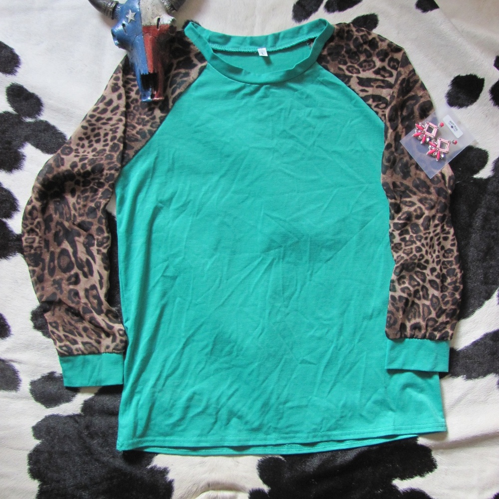 LADIES GREEN LONG LEOPARD SLEEVE SHIRT SIZE LARGE